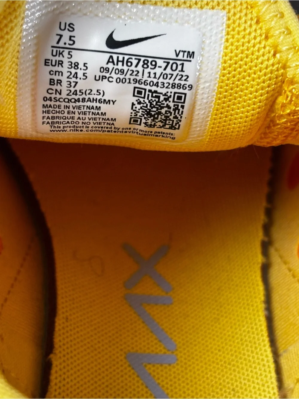 Nike Air Max 270 Women Yellow Running Lifestyle Shoes Size 7.5
